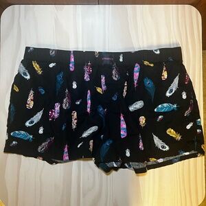 Black Stretch Shorts w/ Feather Print 16/18